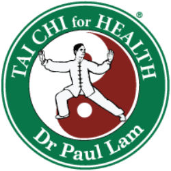 Anne-Mie die een Tai Chi for Health-les begeleidt